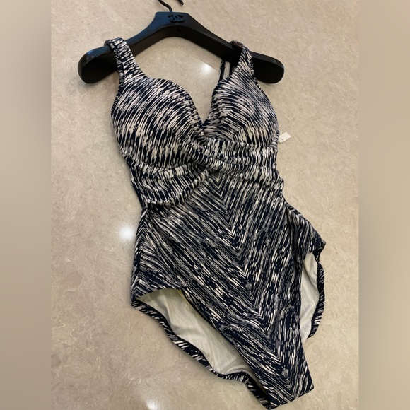 NEW MIRACLESUIT Silver Shores Criss Cross Escape One Piece Swimsuit Size 8 - Picture 2 of 10